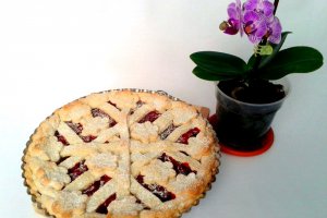 Tarta cu cirese si capsuni