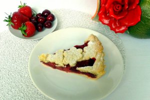 Tarta cu cirese si capsuni