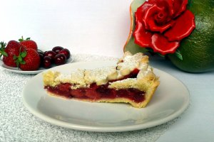 Tarta cu cirese si capsuni