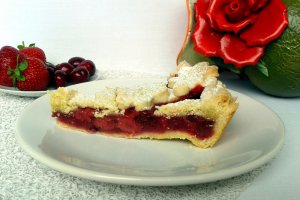 Tarta cu cirese si capsuni