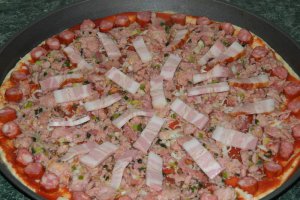Pizza cu carne de porc si ciolan