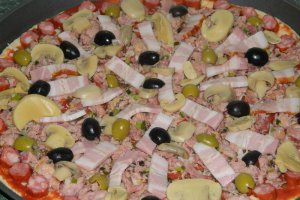 Pizza cu carne de porc si ciolan