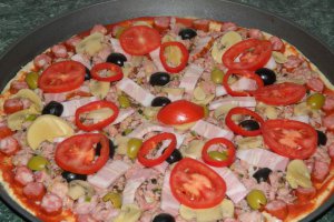 Pizza cu carne de porc si ciolan