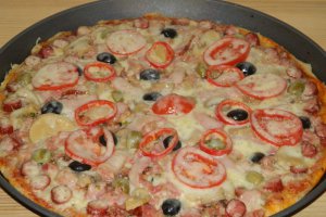 Pizza cu carne de porc si ciolan