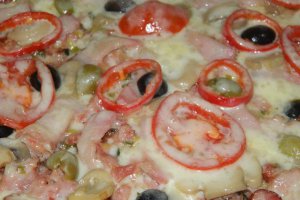Pizza cu carne de porc si ciolan