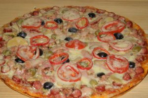 Pizza cu carne de porc si ciolan
