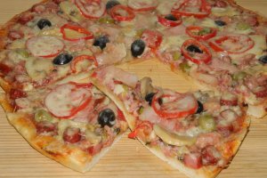 Pizza cu carne de porc si ciolan