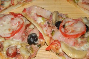 Pizza cu carne de porc si ciolan