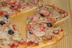 Pizza cu carne de porc si ciolan