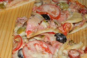 Pizza cu carne de porc si ciolan