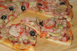 Pizza cu carne de porc si ciolan