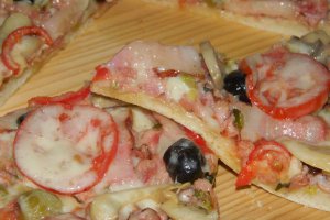 Pizza cu carne de porc si ciolan