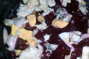 Salata de sfecla rosie cu branza Roquefort