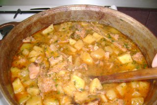Tocanita de cartofi cu costita de miel
