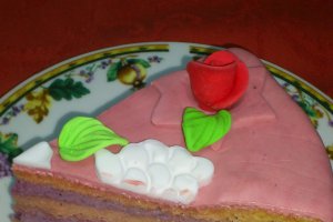 Tort cu mouse de fructe de padure si pasta de zahar