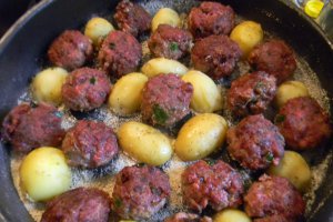 Chiftele cu cartofi noi gratinati