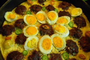Chiftele cu cartofi noi gratinati