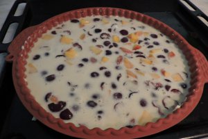 Clafoutis cu cirese si piersici