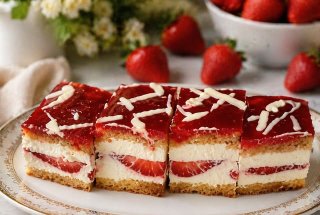 Prajitura cu crema de vanilie si jeleu de capsuni