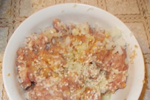 Ardei umpluti cu carne de porc si pui