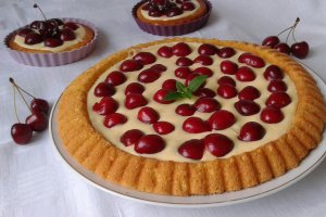 Tarta cu crema de vanilie, mascarpone si cirese