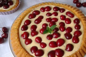 Tarta cu crema de vanilie, mascarpone si cirese