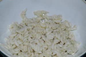 Salata de paste cu salam crud uscat