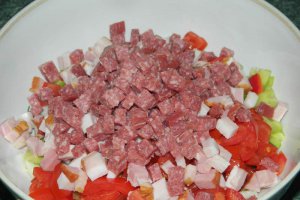 Salata de paste cu salam crud uscat