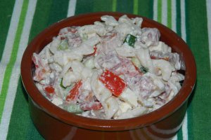 Salata de paste cu salam crud uscat
