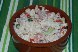 Salata de paste cu salam crud uscat