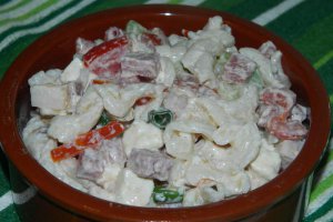 Salata de paste cu salam crud uscat