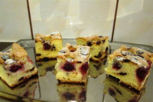 Pandispan cu visine si fulgi de ciocolata