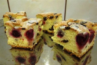 Pandispan cu visine si fulgi de ciocolata