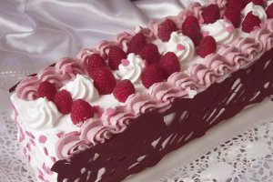 Tort cu mascarpone,zmeură şi ciocolată