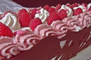 Tort cu mascarpone,zmeură şi ciocolată