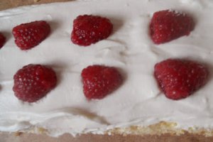 Tort cu mascarpone,zmeură şi ciocolată
