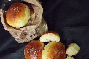 Chifle cu brânză şi seminţe