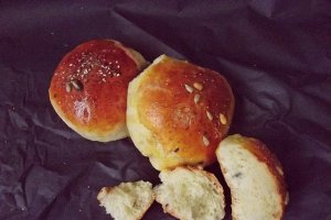 Chifle cu brânză şi seminţe