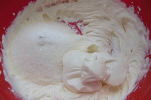 Cheesecake cu fragute si dulceata de mure la pahar