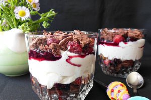 Cheesecake cu fragute si dulceata de mure la pahar