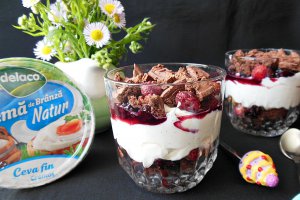 Cheesecake cu fragute si dulceata de mure la pahar