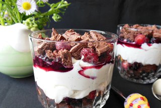 Cheesecake cu fragute si dulceata de mure la pahar