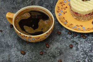 Prajitura cu nuci, gem de merisoare si aroma de cafea