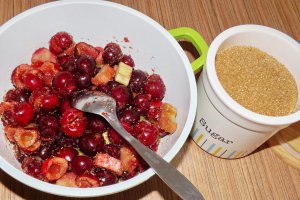 Crumble cu fructe de sezon, biscuiti si fulgi de migdale