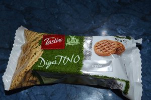 Crumble cu fructe de sezon, biscuiti si fulgi de migdale