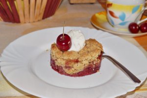 Crumble cu fructe de sezon, biscuiti si fulgi de migdale