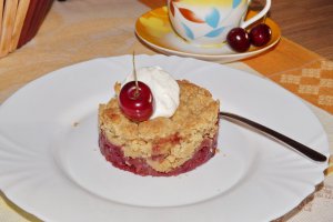 Crumble cu fructe de sezon, biscuiti si fulgi de migdale