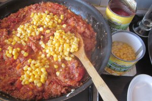 Briose aperitiv cu carne, cus-cus, porumb si multe legume