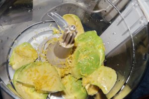 Biscuiti sarati cu avocado si busuioc