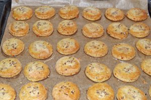 Biscuiti sarati cu avocado si busuioc